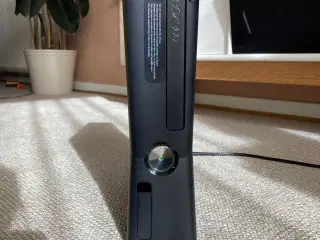 Xbox 360 i sort med tilhørende spil 