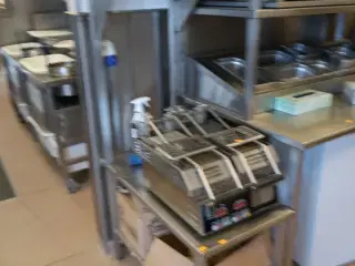 Rustfri stålbord med indhold (uden paninigrill)