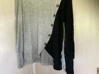 Grå og sort sweatshirt