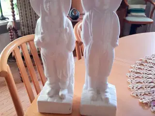 2 Hvide figurer sælges højde 37 cm