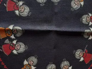 INKA juledug, engle med forskellige instrumenter.