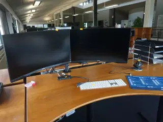 2 stk. skærme + tastatur & headset