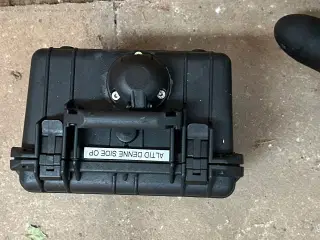 El motor med batteri og kasse 