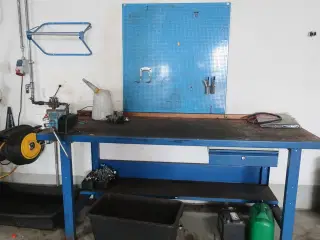 Arbejdsbord samt værktøjstavle