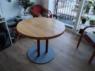 Rundt bord med massiv bordplade