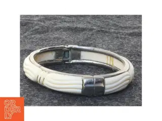 Armbånd i elfenben og metal (str. 7,5 cm i diameter. 1,2 cm høj)