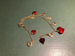 PILGRIM armbånd med røde hjerter og gyldne ringe