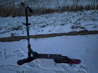 Løbehjul som ski / kick off, samt træ kælke