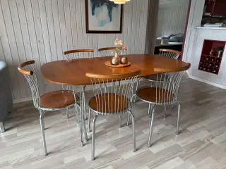 Spisebord med 1 tillægsplade og 7 stole