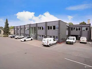 Praktiske lejemål med flere anvendelsesmuligheder velbeliggende i et eftertragtet erhvervsområde i Glostrup