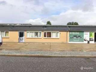 Moderne kontor med gode faciliteter og central beliggenhed.