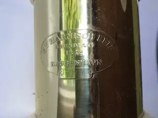To smukke petroleumslamper