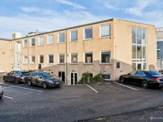 Flot kontorlejemål med unik mulighed for at flytte ind i de velbeliggende lokaler i Glostrup Centrum.