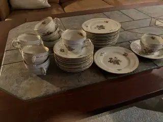 18 sæt kopper med underkopper og desserttallerkner