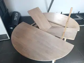 Spisebord klap ind og ud i hvidolieret eg.