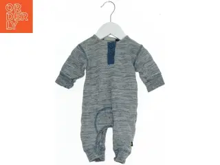 Grå baby heldragt med knapper fra Molo (str. 56)