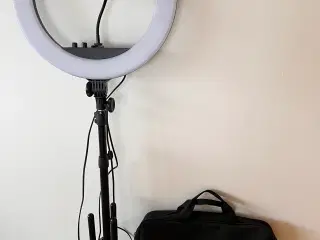 Selfie stativ med ring light.