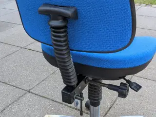 2 kontorstole fra Labofa med klassisk blåt stof