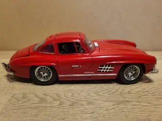 Modelbil. Mercedes Benz 300 SL (1954) Skala 1/18.