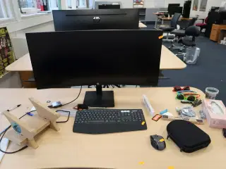 Computerskærm HP P34hc G4 med tastatur og mus