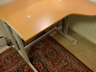 Computerbord som kan indstilles i højden