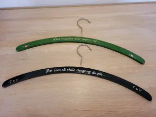 Gamle bøjler med sjov påmalet tekst 2 stk.