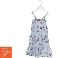 Sommerkjole med sommerfugle fra H&M (str. 116)