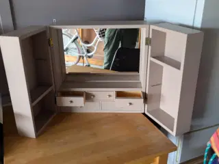 Lyserødt smykke / makeup skab med spejl der kan 