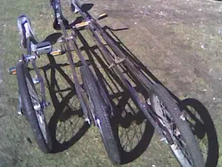 Artist ethjulet cykler