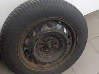 Komplet vinterdæk på fælge med dæktryk ventiler 