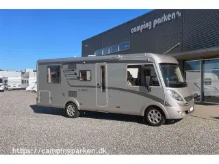 2013 - Hymer Exsis I698   Flot helintegreret Hymer Exsis I698, queens bed i bagenden og sænkeseng