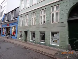 Butikslokale med mange muligeder i byens hyggeligste stræde