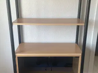 Reol med glasskab 