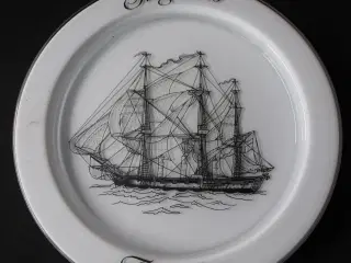 Platter med sejlskibe fra Holmegaard