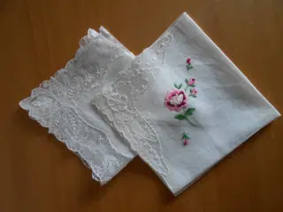  Broderet gemmemappe til