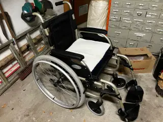 Kvalitetskørestol Alu. 42,5 cm-Max 140 kg