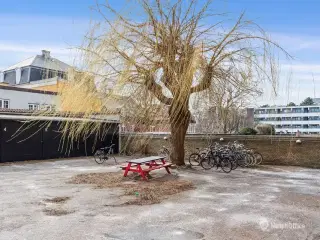 Aflåste garager til sikker parkering i rolig gård