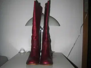 Rødvinsfarvet Børstede Svineskindsstøvle