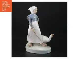 Porcelænsfigur af kvinde med gås, 528 fra Royal Copenhagen (str. 19 x 12 x 8 cm)
