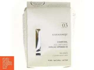 UÅBNET I ORIGINAL EMBALLAGE Konjac svamp Charcoal Age Defense fra karmameju (str. 11 x 8 cm)