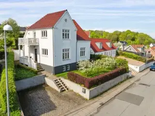 Klassisk villa i Mølholm med charme og central beliggenhed