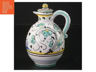 Dekorativ keramisk kande med låg (str. 14 cm)