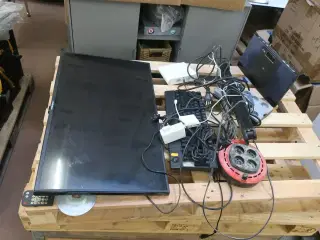 Skærm, tastatur, radio m.m.