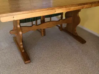 Spisebord i afsyret eg