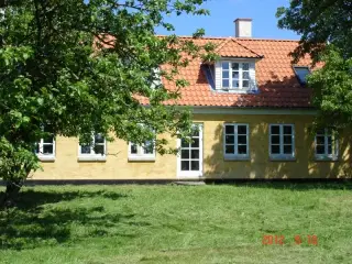 Idyllisk landsted midt p� Bornholm ud til skoven- med plads til 3 generationer.