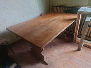Spisebord i pænt træ