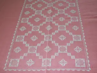 Lyserød dug med hvidt broderi, 105 x 205 cm