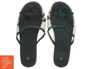 Sort udsmykket sandal (str. 36 )
