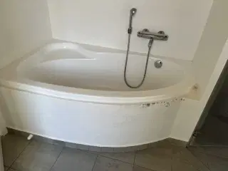 Hvidt badekar m/siddeflade