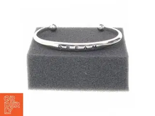 Sølvfarvet armbånd med indgravering (str. 6,5 cm)